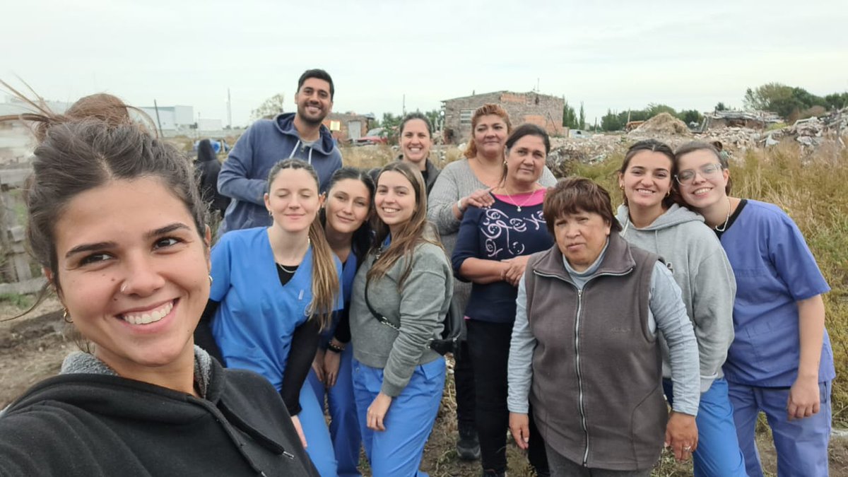 Val_Fabian's tweet photo. El equipo de #HuertasDeLaCiudad de @MunicipioBahia y alumnos de @ucalp trabajaron en huerta de #APuroCorazon❤️.

Fortaleciendo el vinculo con instituciones privadas y vecinos q se acercaron al espacio.
#Cerca🙌

#Trasplante #Riego💧#Motocultivador #BajoRondeau

@Centenojulietam https://t.co/UDmb6oWeCZ