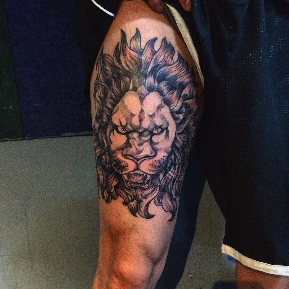 gavinlee_522's tweet photo. The tattoo style on the right thigh is a new tradition. Leo is my daughter's zodiac sign, and this tattoo is for my daughter because she is not by my side after divorce. I specially used the tattoo to remember her zodiac sign. #tattoo #daughter https://t.co/CFmwuJ3ZZV