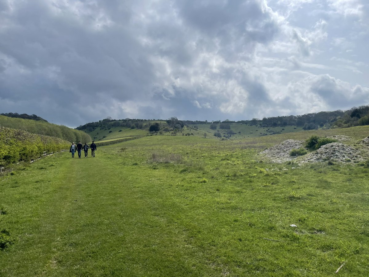 EdelMcGurk's tweet photo. Splendid #Dadima walk, taking in Cowleaze #bluebells, #Wormsley Estate views, @RowantNNR Witches broom, folklore and chat about inclusive #natureconnection with @educatinggeeta. @ChilternsAONB https://t.co/0TM3nUa7BL https://t.co/JXHxpJANgr