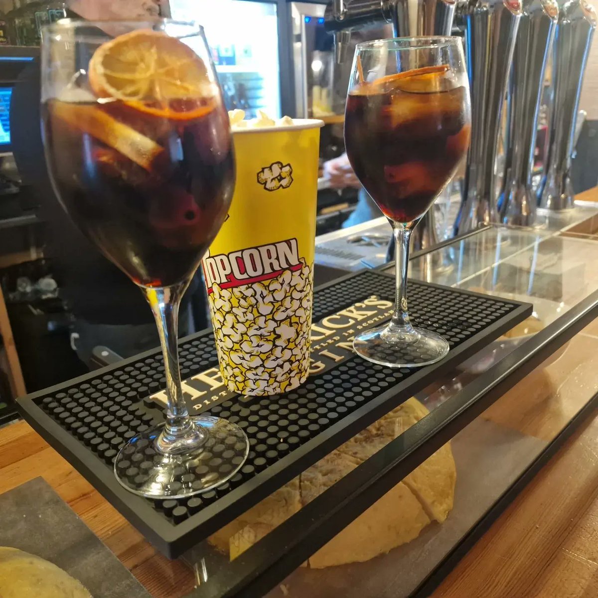 eireodin's tweet photo. Confirmamos; hoy tampoco hemos ido a Misa.
El dinero sirve para esto!!
Diafrutar!! En buena compañía,con familia,amigos.
Conseguir Cigalas ricas para tus seres queridos. Mi hermano,prima.
Para todo lo de más #Mastercad https://t.co/ZrtKW7wsaS