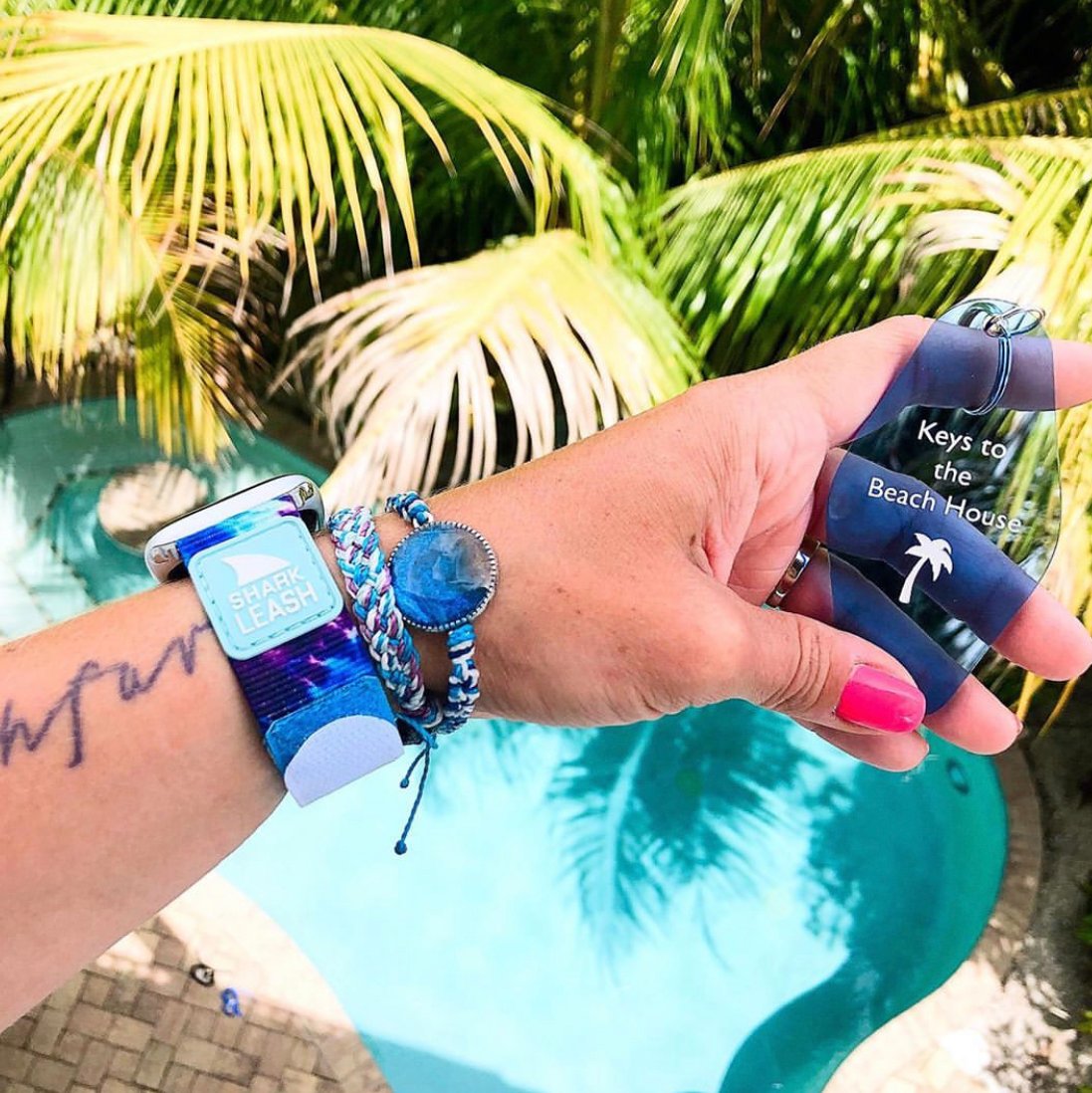 freestyle_watch's tweet photo. it's time to switch to #vacationmode with @freestylewatches 🌊😎
🦈: Freestyle Apple Watch™ Strap Blue Daze
📸: @rebelofnothingness
_
#retroaesthetic #myfreestylewatch #watchlover #dailywatch #applewatchstraps #watchstrap #smartstraps #beachhouse https://t.co/J8rKCEcout https://t.co/xXj387OCZ6