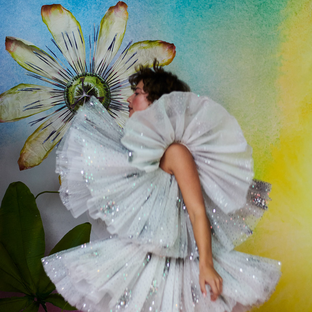 Embodying femininity, Spring Flower radiates harmonious and free flowing movement. Where fashion meets florals, this contemporary floral scent evokes the awakening of spring.