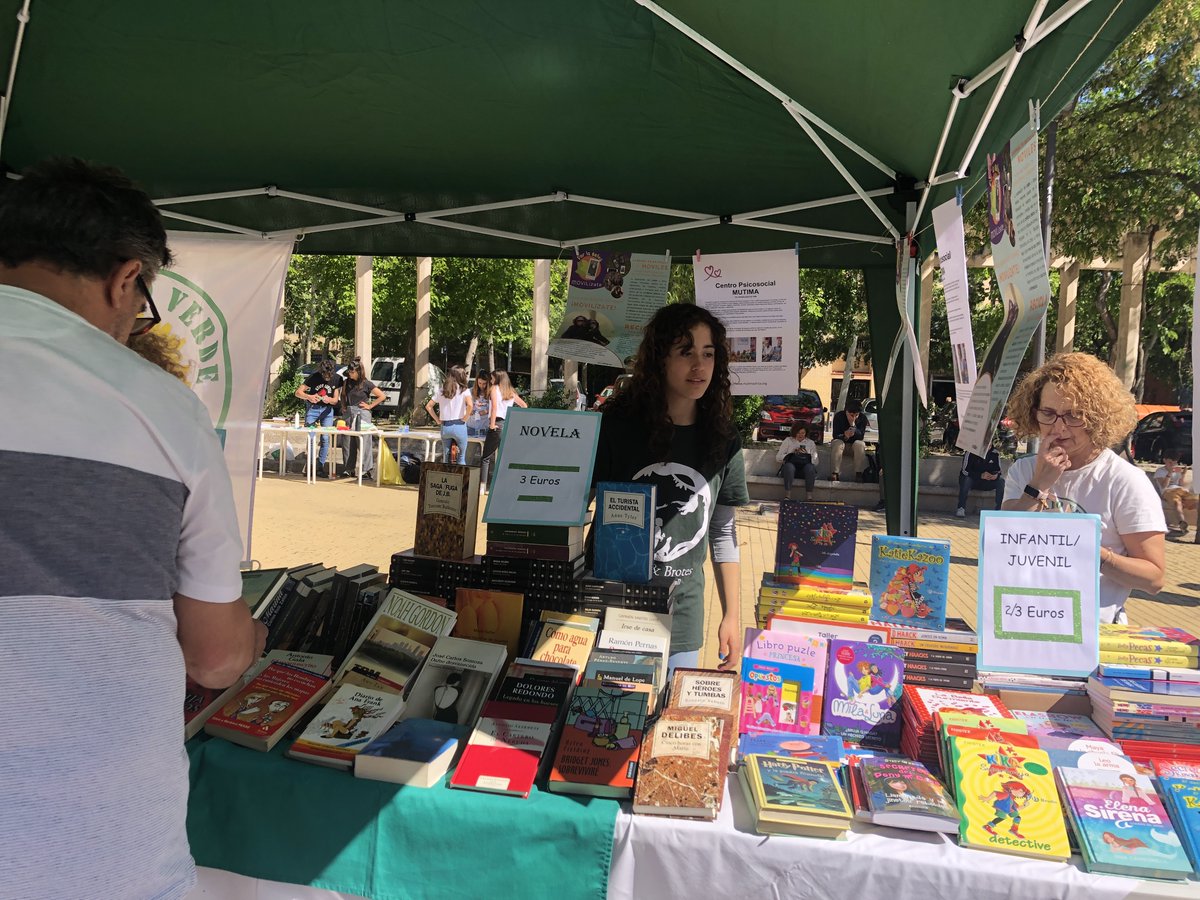Poblado Verde en la #FeriaDelLibro de #Orcasitas 📚 Agradecemos a los voluntarios en el puesto de libros de segunda mano, a quienes se detuvieron a charlar y comprar, y a Lucía, activista medioambiental y joven inspiradora del programa <a href="/RaicesyBrotes/">Raíces & Brotes</a>  por acompañarnos 💚🌎🌳
