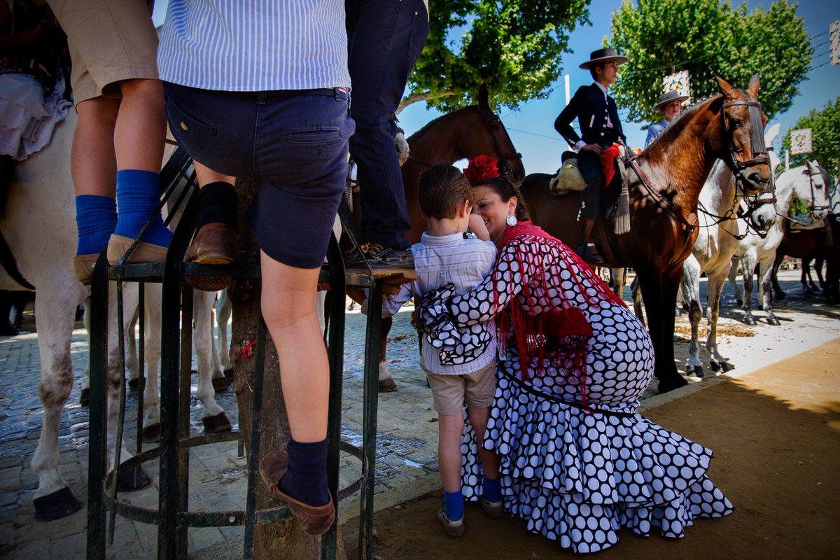 Ayto_Sevilla's tweet image. 🧒🏻 ¿Vas a la #FeriaSevilla23 con los peques? Recuerda ponerles las pulseras identificativas que ofrecen en la caseta de los niños perdidos: mtr.cool/tohansfzng

🎪 Estará atendida desde este sábado al domingo después de Feria por personal voluntario de la @CruzRojaSevilla.