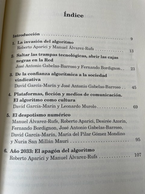 El capítulo 5 es una conversación abierta que tuvimos los autores. Y el primer y el último capítulo nos presenta a Matías, que podría ser el nombre de cualquier de nosotros un día cualquiera.