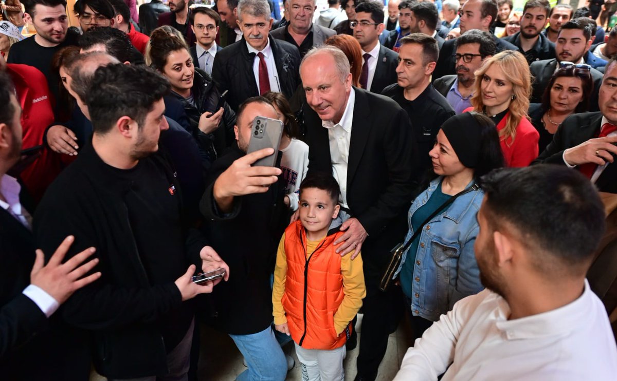 vekilince's tweet photo. Bugün Ankara'da geleceğimizin teminatı olan çocuklarımızla buluştuk. Çocuklar, Nutuk Muharrem Öğretmeninizden, okuması sizden. Hepinizi gözlerinizden öpüyorum, 23 Nisan Ulusal Egemenlik ve Çocuk Bayramınızı kutluyorum 🤗 https://t.co/o06Rg3pNkj