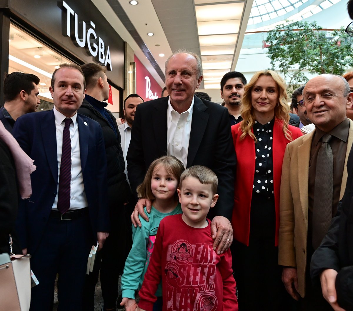 vekilince's tweet photo. Bugün Ankara'da geleceğimizin teminatı olan çocuklarımızla buluştuk. Çocuklar, Nutuk Muharrem Öğretmeninizden, okuması sizden. Hepinizi gözlerinizden öpüyorum, 23 Nisan Ulusal Egemenlik ve Çocuk Bayramınızı kutluyorum 🤗 https://t.co/o06Rg3pNkj