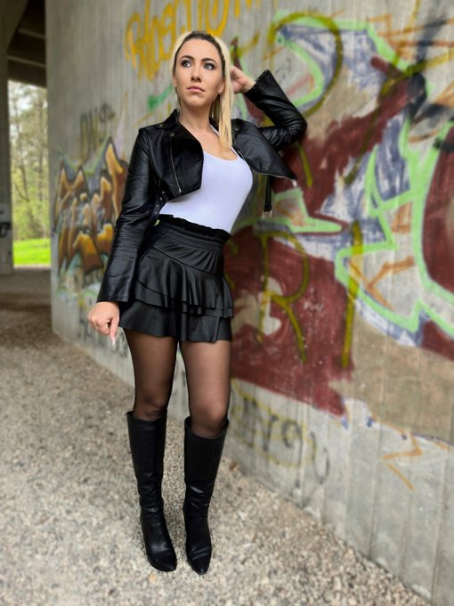 💛 Hi 💛 Hattet ihr ein sch&ouml;nes Wochenende? Genie&szlig;t noch den Sonntag ihr S&uuml;&szlig;en 💛  #daynia #love #photooftheday<a href="/tag/love"class="tags"><span>#love</span></a><a href="/tag/leather"class="tags"><span>#leather</span></a><a href="/tag/photooftheday"class="tags"><span>#photooftheday</span></a><a href="/tag/smile"class="tags"><span>#smile</span></a><a href="/tag/fashion"class="tags"><span>#fashion</span></a>