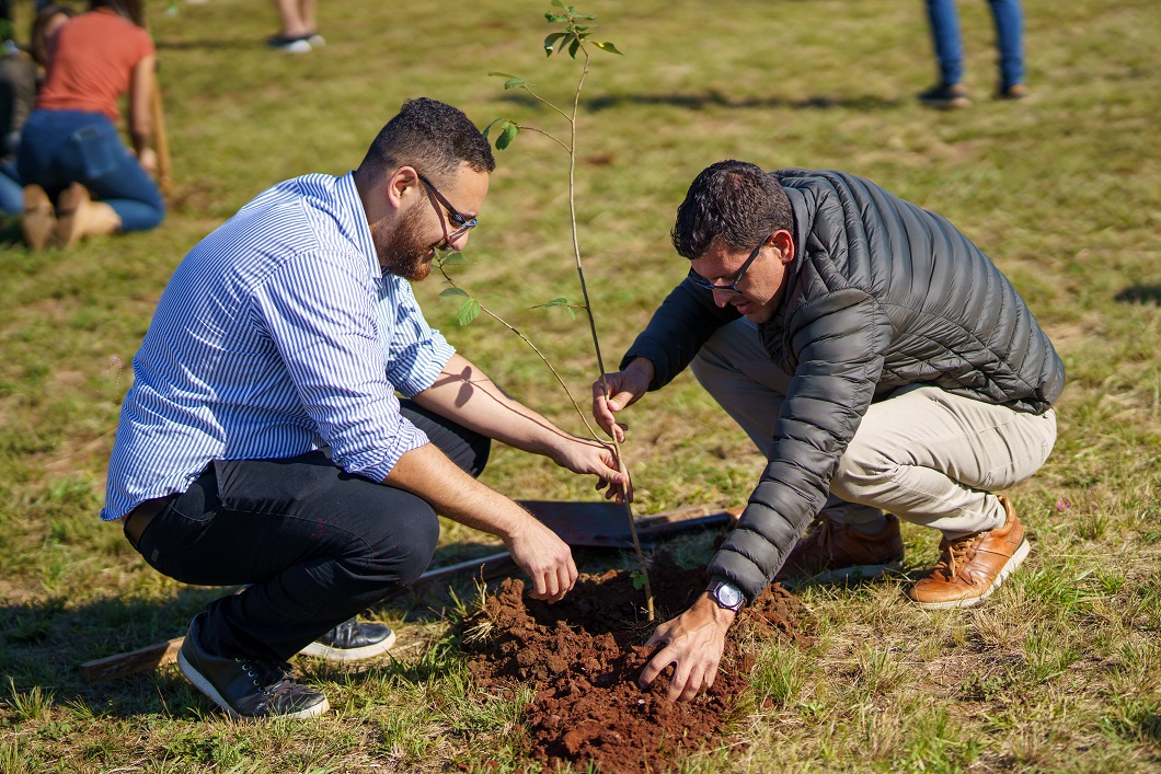 aguilarclaudiok's tweet photo. En el #DíaMundialDeLaTierra participamos de la iniciativa del Centro Verde Municipal de plantar 300 árboles en el Jardín Botánico de nuestra Ciudad. Una actividad que busca concientizar sobre el cuidado del medioambiente y promover una #PosadasSustentable. #QueSigaLalo https://t.co/DhBs7I4b5l
