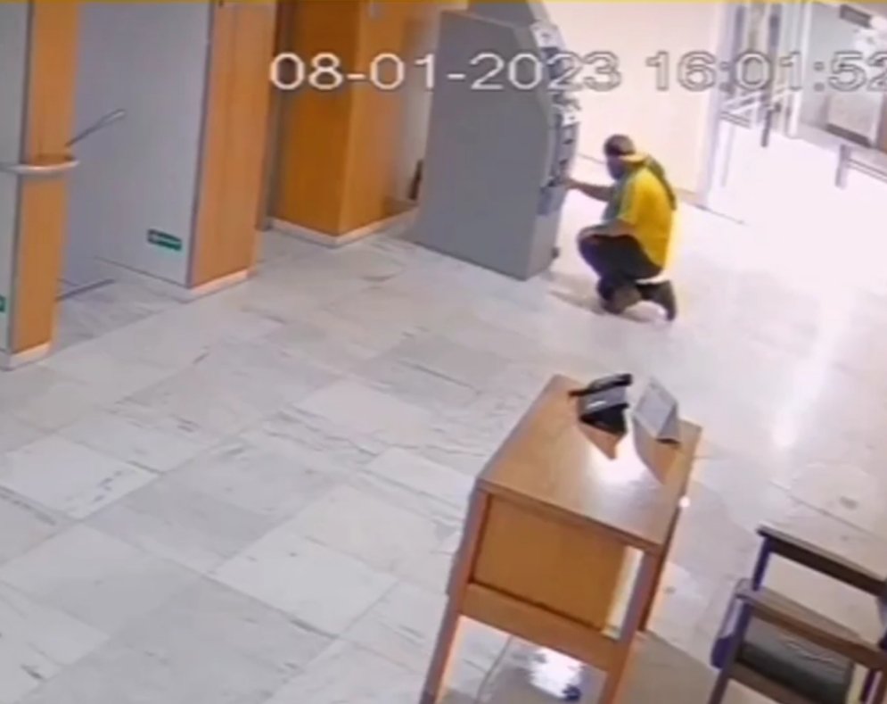 O Lula é ladrão, disse o bolsonarista tentando arrombar caixa eletrônico dentro do Palácio do Planalto durante a invasão.