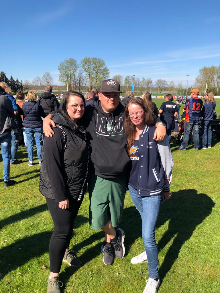 KatyWa_1985's tweet photo. Überraschung 🥳🎁 @GGGRedaktion Knut ist auch am Start 🏈💙🧡
#jedenverdammtensonntag #sonne #Americanfootball #Ostsee #TwitterBubble 🤩 https://t.co/zGBqACtg1v