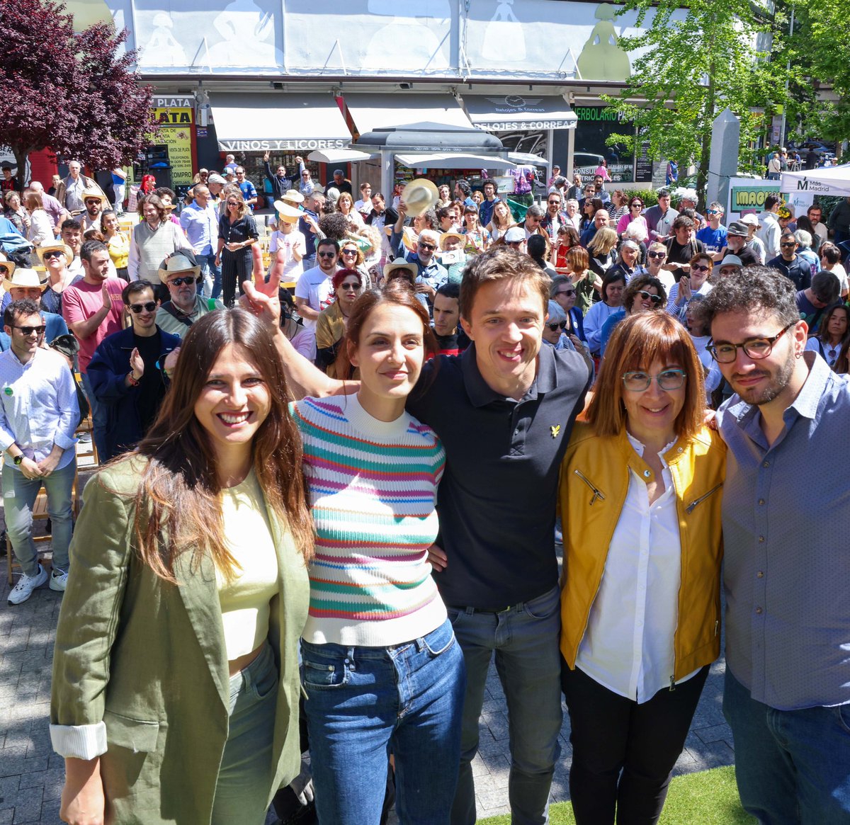 Nicops0's tweet photo. Esta mañana en #LaProspe:
Lo próximo es escuchar y actuar. Lo próximo es Más Madrid. Y la próxima alcaldesa va a ser @Rita_Maestre ✌🏼 https://t.co/JjFccNU3Ev