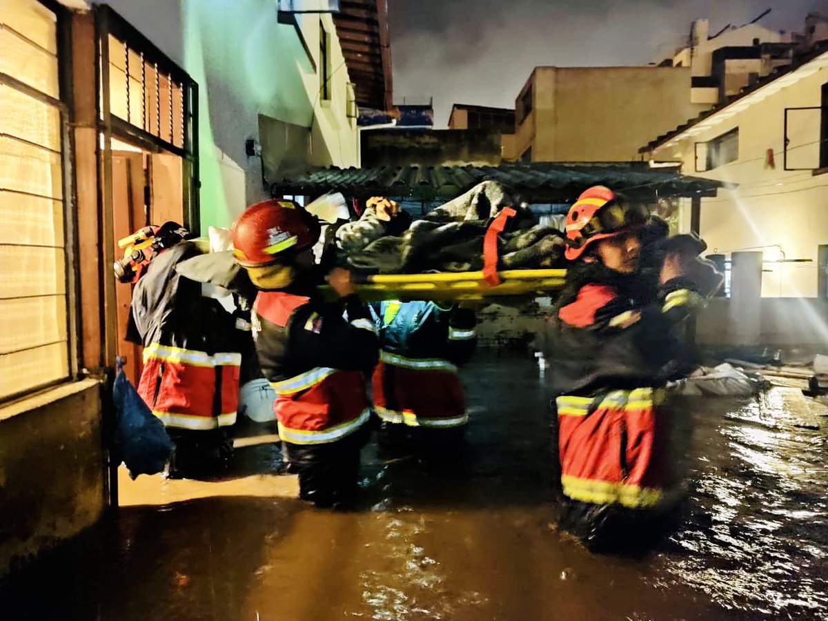 notimundoec's tweet photo. 🔴#ATENCIÓN | Está madrugada se produjo el desbordamiento en la quebrada #LaPulida, a causa de las fuertes lluvias. El jefe de @BomberosQuito,@ECardenasVarela, informa que no hay heridos. Varias instituciones trabajan en las labores de limpieza, con 31 efectivos y 11 vehículos.⬇️ https://t.co/6VpoaLROyB