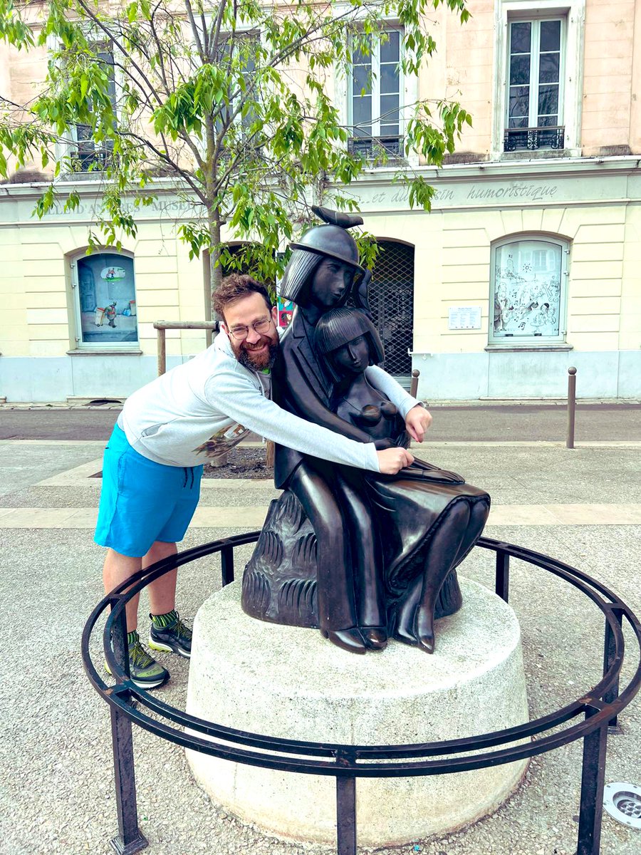 FedericoSchiff's tweet photo. Tanto amore!!! E mezzo culo di fuori per fare una foto! 😅 https://t.co/bJsKNqASkk