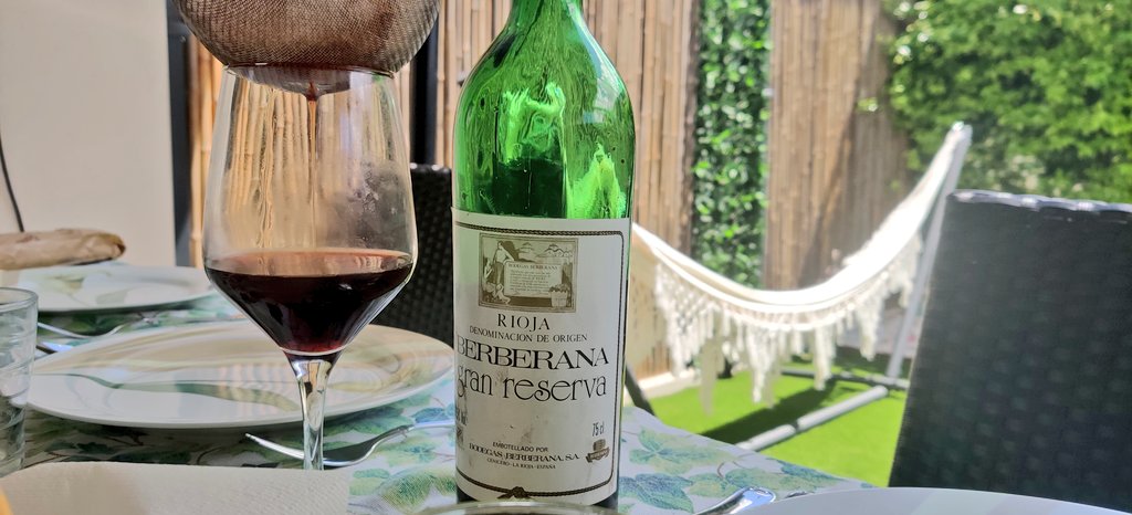 Apaños caseros para filtrar sedimentos 😅. A parte de ésto. Bastante mejor este #Berberana Gran Reserva, de lo que cabría esperar a sus casi 40 años. #1984