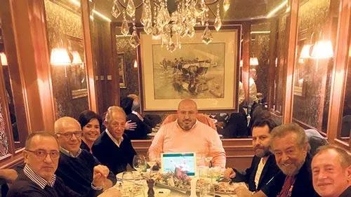 2018 yılından bir fotoğraf.

Masada Türkiye'nin duayen isimleri var. Ancak ben onlarla ilgilenmiyorum.

Dikkat çeken iki kişi var;

Ortadaki gizemli kişi ve Erden Timur.

Yarın 17.00'de burada buluşalım.