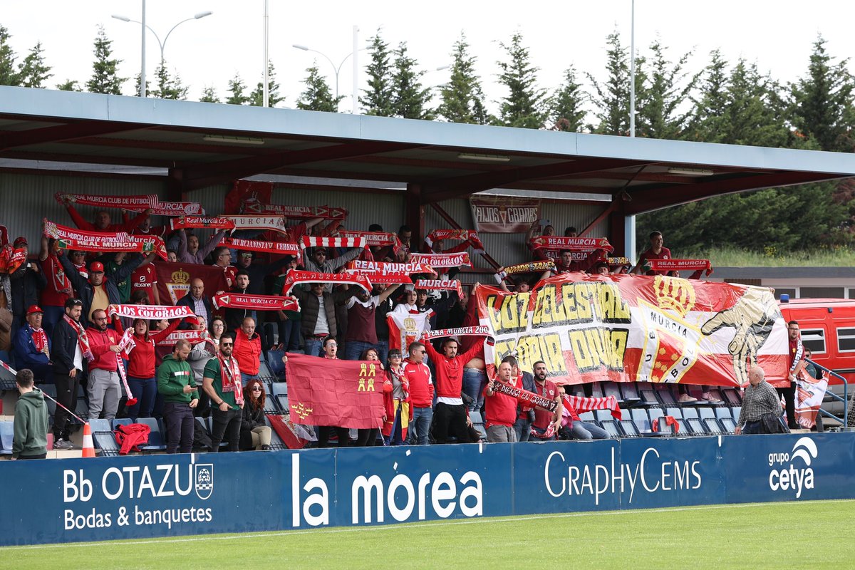 Osasuna's tweet image. Queremos desear un buen viaje de regreso a los aficionados del @realmurciacfsad desplazados a Tajonar. ¡Suerte para lo que resta de temporada! 🤝