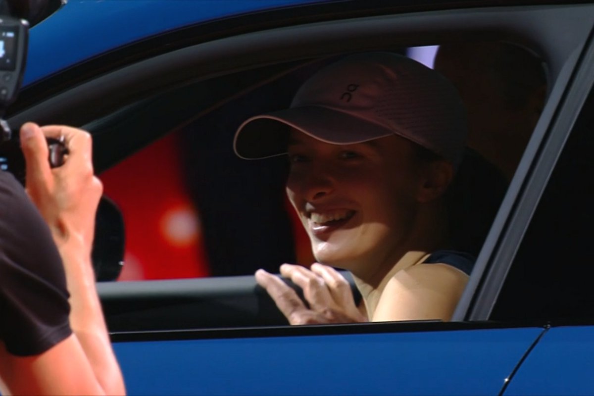 es225p90's tweet photo. And now she's a little better driver than last year😂
#Stuttgart #PorscheTennis #TitleDefended #Congrats #IgaSwiatek #TeamSwiatek 🏆🏆 https://t.co/aAqmWg2utY