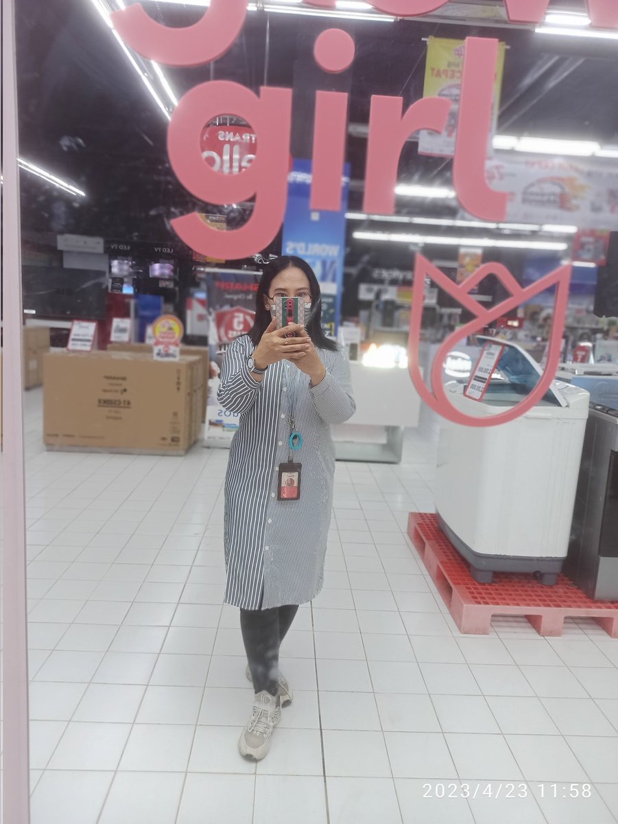 Orang-orang pada foto di tempat wisata, di kampung halaman, 
aku mah disini mulu fotonya.. 
Minalaidhin walfaidzin, buat semua mutualan akuh ya.. 🙏