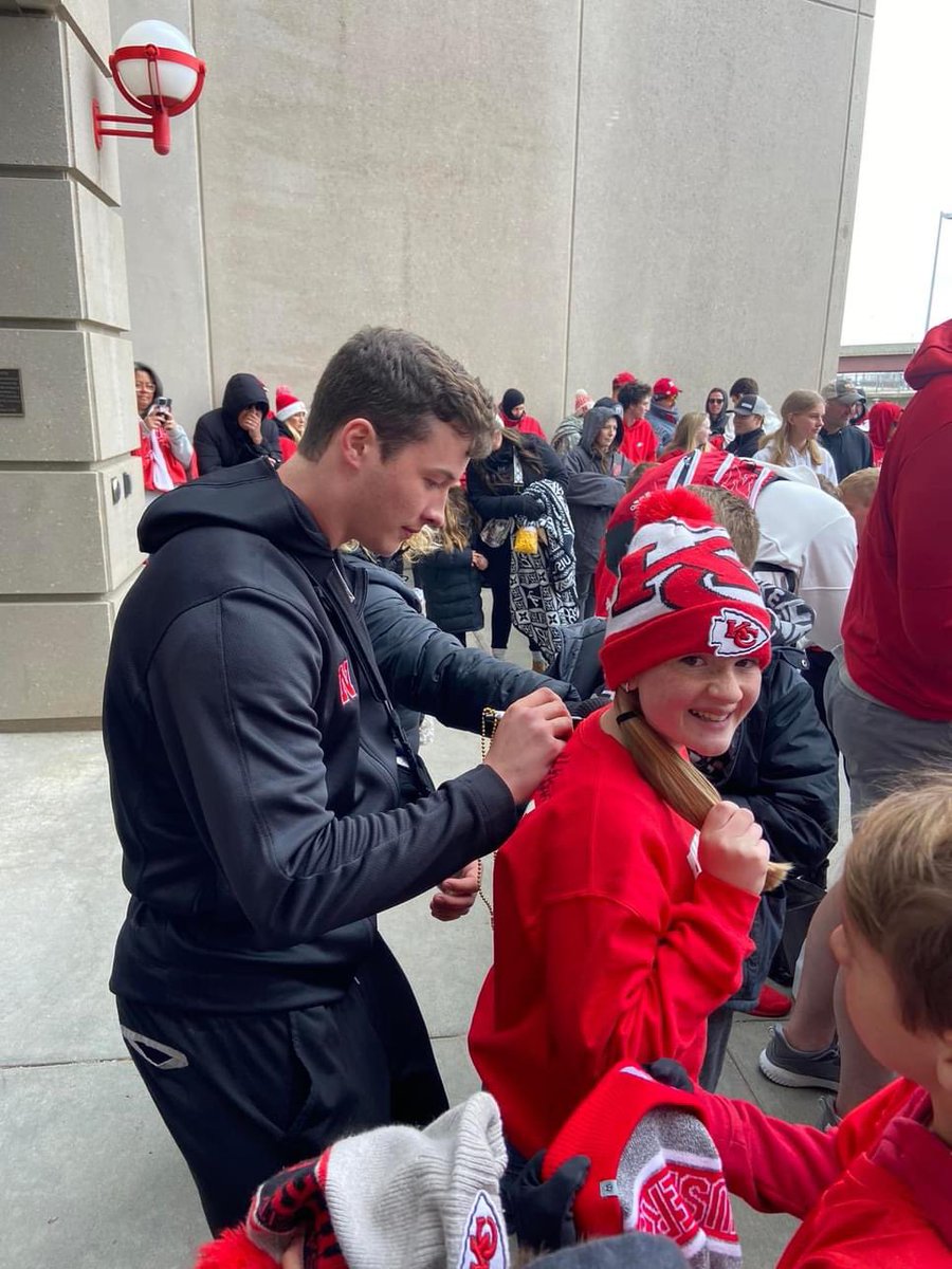 tracyjmalcom's tweet photo. When your hometown youth football team and families come to show their support, they show up BIG time! Nothing like it! ❤️🏈🔴⚪️🏟️
#GBR 
#HuskerFBNation 
@SMalcom8 https://t.co/nnLONwBalM