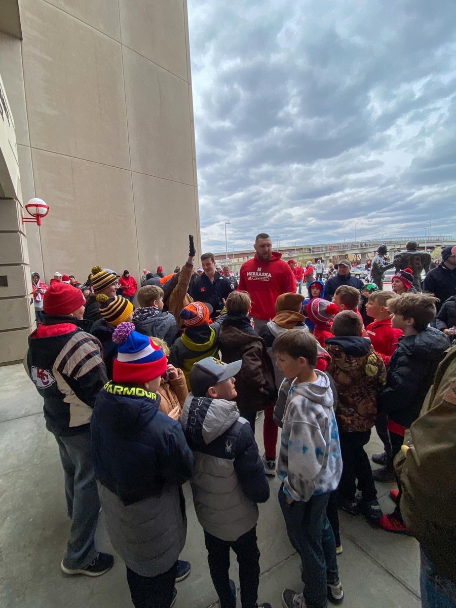 tracyjmalcom's tweet photo. When your hometown youth football team and families come to show their support, they show up BIG time! Nothing like it! ❤️🏈🔴⚪️🏟️
#GBR 
#HuskerFBNation 
@SMalcom8 https://t.co/nnLONwBalM