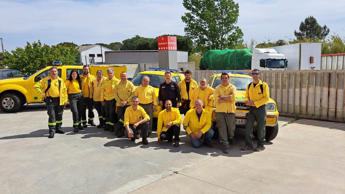 bomberscat's tweet photo. Aquesta setmana s'han fet diverses trobades i reunions de coordinació entre cossos actuants en incendis forestals i emergències #IF

A #REGirona preparació i posada en comú de cara a la campanya:
 
📸 Santa Coloma Farners amb @sfadfcat 
📸Girona @mossos @sfadfcat  policies locals https://t.co/3eq8kngdmV