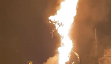 CaliHuntGAC's tweet photo. Wow, if I had a nickel for every time a Maleficent dragon caught on fire, I’d have two nickels, which isn’t a lot, but it’s weird it happened twice, right?
#MurphytheDragon #Fantasmic #disneylandfire #RIPMurphy https://t.co/9TriFUmvns