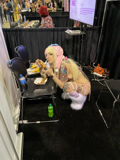 Day 1 @exxxotica I ate BBQ pulled pork  Day 2 I ate BBQ pulled chicken https://t.co/B2fhK6hRCj https://t<a class="tags" target="_blank" title="On Twitter" href="/?out=eyJ0eXAiOiJKV1QiLCJhbGciOiJIUzUxMiJ9.eyJpYXQiOjE3MjI4MDMwMTEsImlzcyI6InR3cG9ybnN0YXJzLmNvbSIsIm5iZiI6MTcyMjgwMzAxMSwiZXhwIjoxNzU0MzM5MDExLCJyZWRpcmVjdF91cmwiOiJodHRwczovL3R3aXR0ZXIuY29tL2V4eHhvdGljYSJ9.kCrSlY3kyue1iLsbsoBBT1-8kipSalgjKxG5Hb6ao7uqQFpiradnYd-EG8fGOYXY_1fqK3tGEsyeVACrGTklPQ">@exxxotica</a><a href="/tag/mvsales"class="tags"><span>#mvsales</span></a>