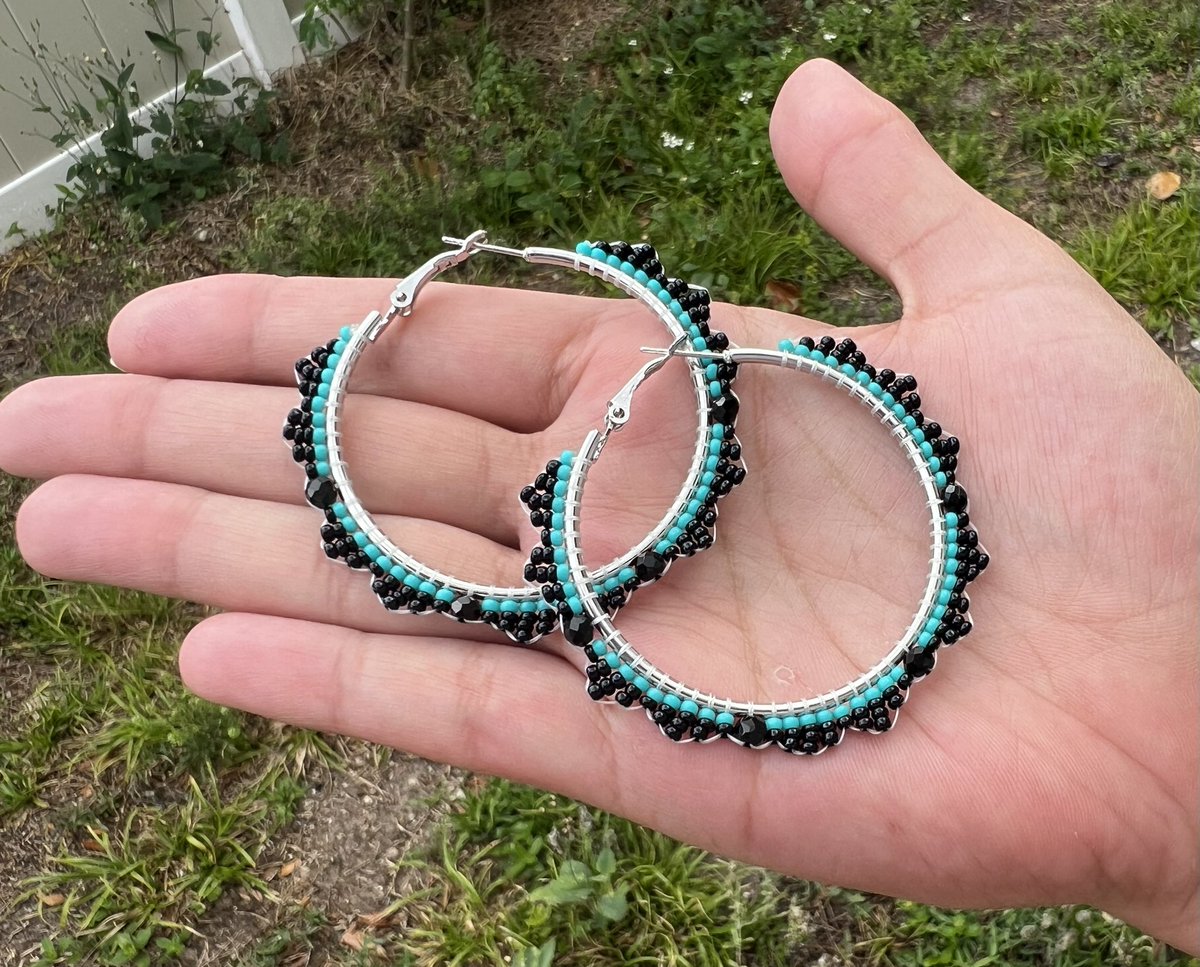 beadingbabex's tweet image. these are available! large hoops for $50 + shipping 🫶🏼 

#beadwork #beadedearrings #Nativemade