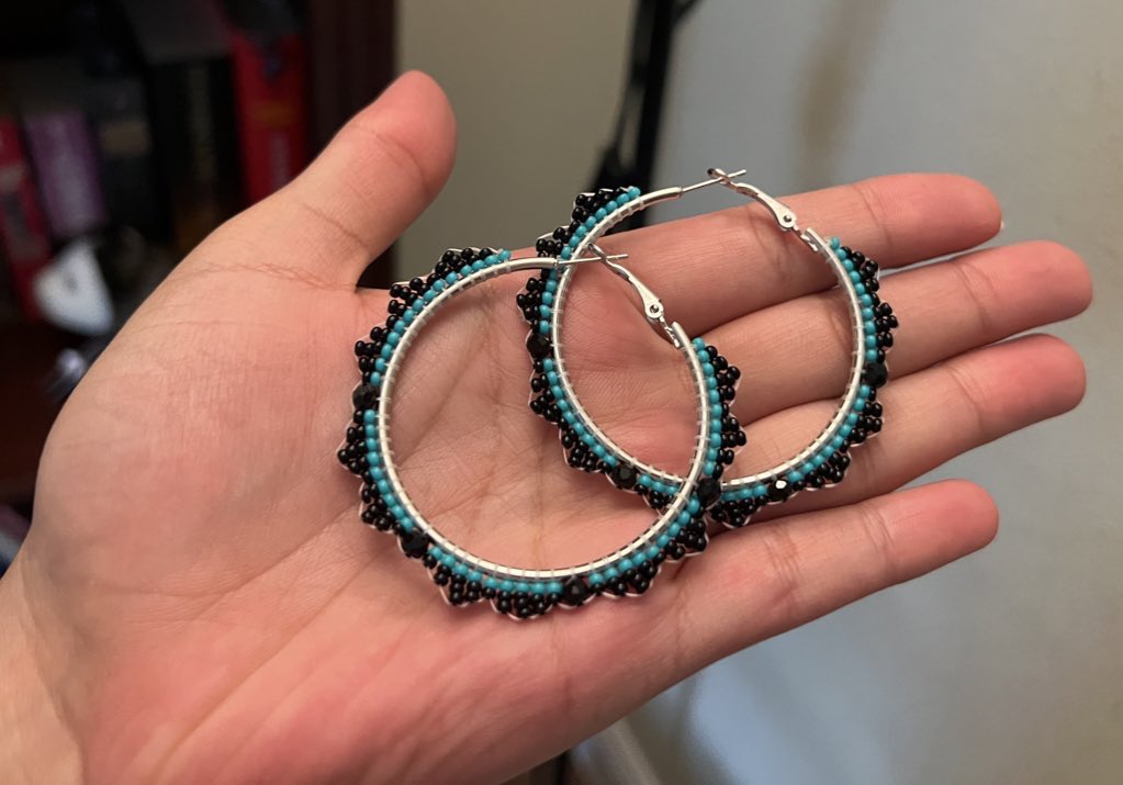 beadingbabex's tweet image. these are available! large hoops for $50 + shipping 🫶🏼 

#beadwork #beadedearrings #Nativemade