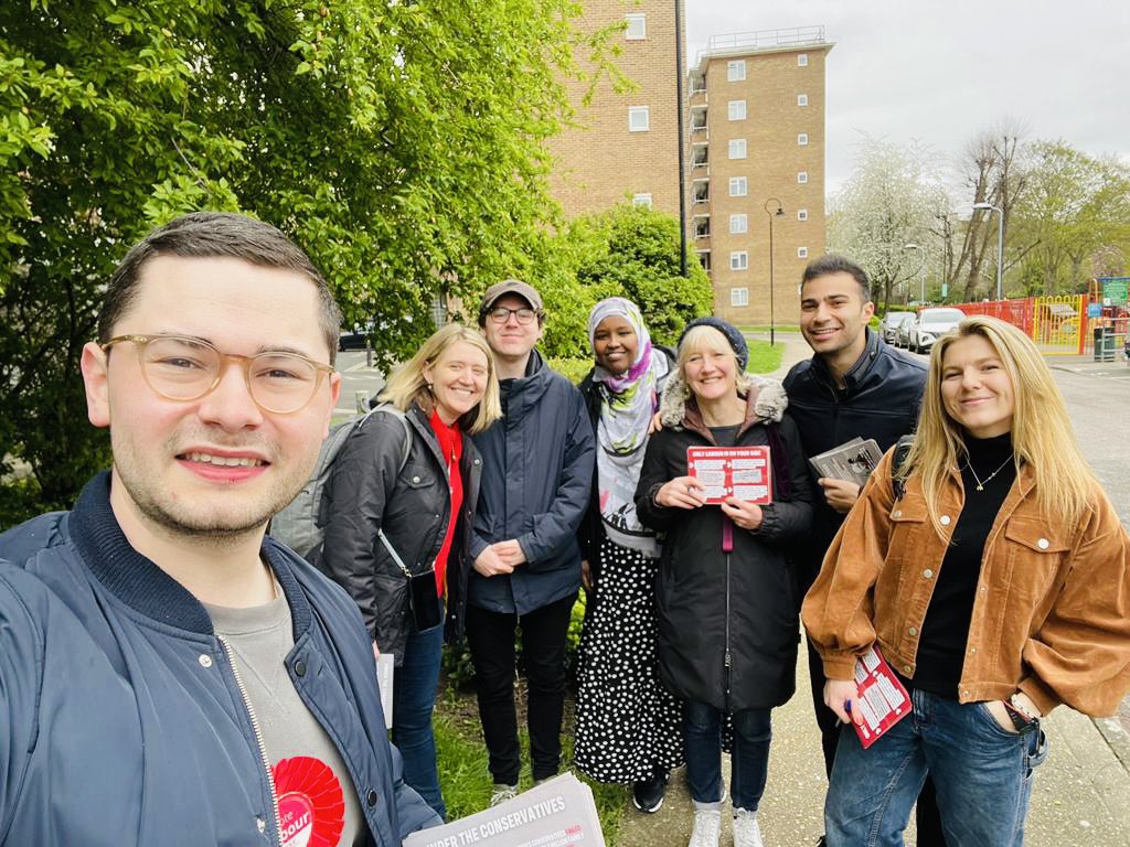 NinaParker's tweet photo. Lovely chatting to residents this slightly drizzly Sunday morning ✌️Join @SouthHampLabour and @ts_gale on the door step over the next few weeks in the lead up to the by-election on the 1st June 🗳️🌹 https://t.co/VVr8YOmJ3I