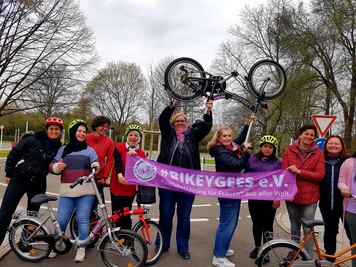 bikeygees's tweet photo. Natürlich laufen trotz der prominenten Begegnungen unsere Trainings weiter. 🤘🏼 ➡️ #Spandau #Stadtteilmütter #falkenhagenerfeld 👏🚴‍♀️ Die meisten fahren schon eine Runde ohne Hilfe. Demnächst machen wir uns auf zum See. Juchee. 🌞#womenempowerment #cyclingisfreedom #bgzvorort 🌸 https://t.co/nn30KZHlen
