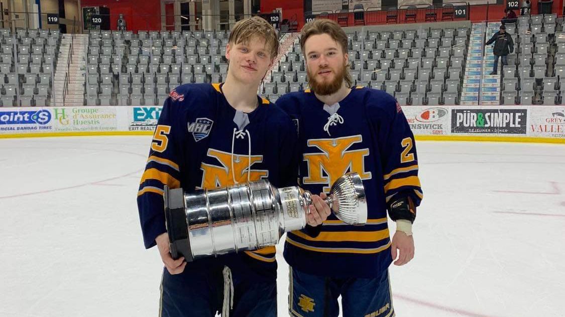 vhghockey_'s tweet photo. Couple of familiar faces in the Summertime - congrats boys! Historical @THEMHL Champs @MarinersHockey https://t.co/U9vxAeXq2T
