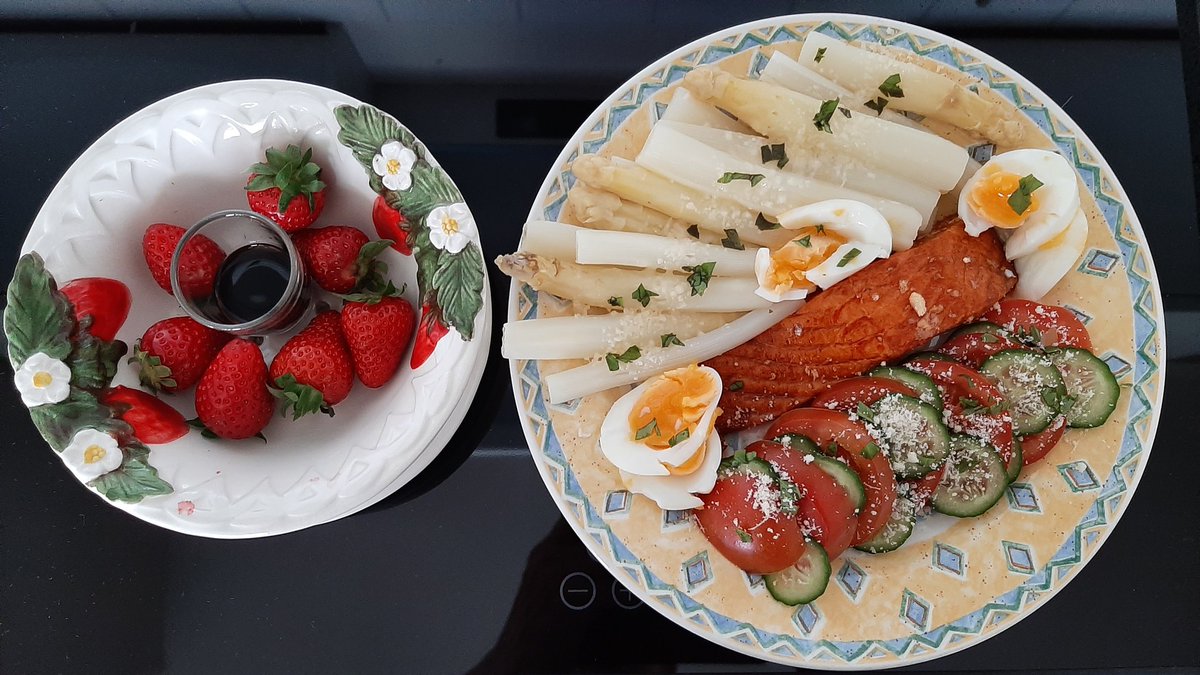 mijn avondmaal, 't lekkerst lauw😋
vers gestoken asperges
tomaat, eieren en mini komkommer vd groenteboerderij
gerookte zalm vd visboer 
aardbeien (meeste zijn al verorberd😊) vers vd teler, met balsamico 
glas Pecorino

Wens jullie straks een smakelijk eten🍷en 'n fijne avond💫