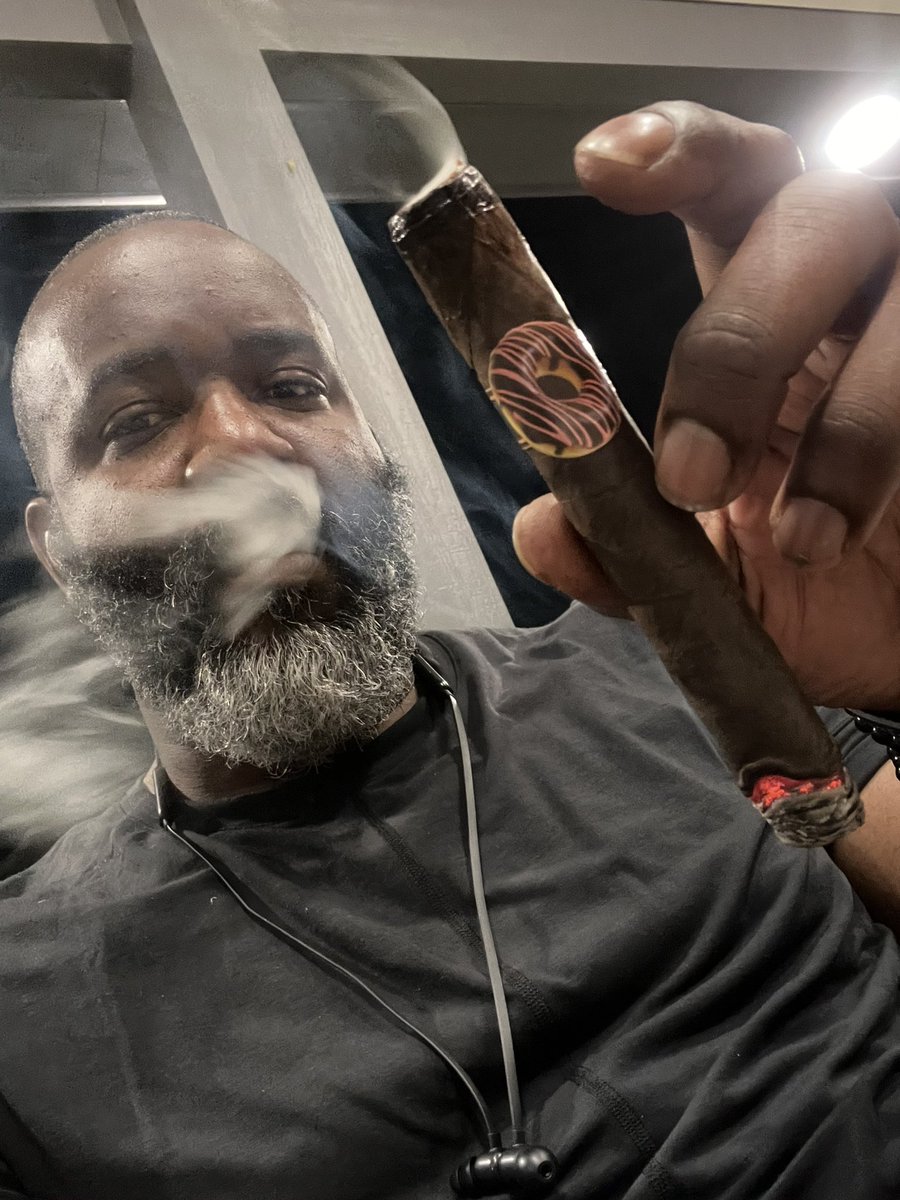 SGCigars's tweet photo. Beautiful smoke by the @privadacigar the Crème Donut was delicious.  The thick, textured Connecticut Broadleaf wrapper with a Nicaraguan binder and a carefully selected blend of Honduran and Nicaraguan filler tobaccos.

IG: @southerngentlemencigars https://t.co/6tAe4KKuoT