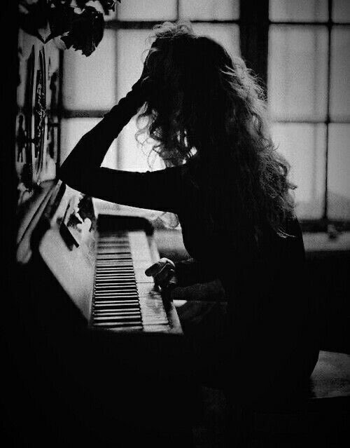 MidwestFantasy's tweet image. I gather the ashes
of silence
lost golden hours
where laughter reigned 
and love lived
moments playing our song
for the world to hear
no longer
is our music alive
yet I hold on
in hopes 
it will play again

#vssdaily #atreyasverse #Amatory @Amatoryq #poetry