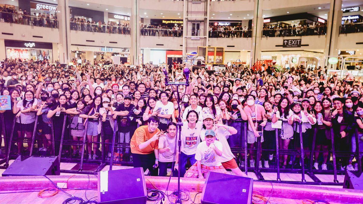 karposmm's tweet photo. And that's a wrap at @MarketMarketBGC! 

3 days filled with 5 shows of #PhumViphuritLiveAtAyalaMalls  🔆

Thank you for being part of a weekend full of @PViphurit 💘 https://t.co/pCOsWZWc6y