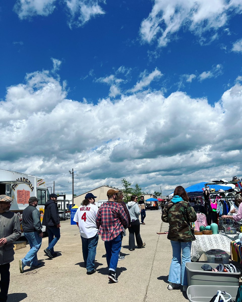 We’re so happy for another beautiful day at the market as we open up at Fresh Start Growers Supply! 💛 We’ll be here with 150+ vendors, food trucks, craft beer and cocktails, games, and more! 🌸