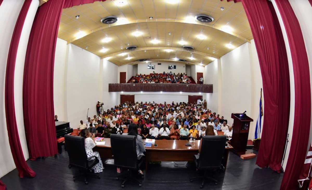 AHORA | Participa Esteban Lazo, presidente de la Asamblea Nacional del #PoderPopular y del Consejo de Estado, en sesión ordinaria de la Asamblea Municipal del Poder Popular de #SantiagoDeCuba, junto a diputadas electas por este territorio <a href="/MartaHernndezR8/">Marta Hernández Romero</a> y <a href="/marthadelcmv/">Martha del Carmen Mesa Valenciano</a>