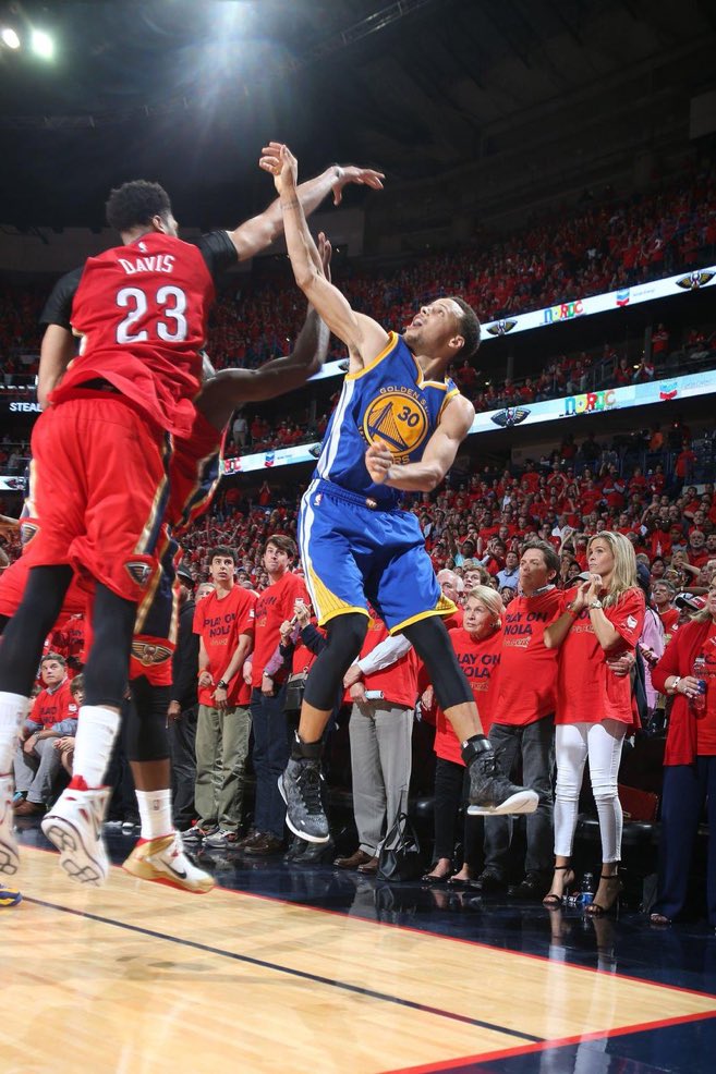 warriors_bra's tweet photo. Em um dia como hoje, mas há 8 anos atrás, Stephen Curry acertava uma das cestas mais improváveis da história recente do basquetebol. #GoldBlooded https://t.co/T7NszdySlw
