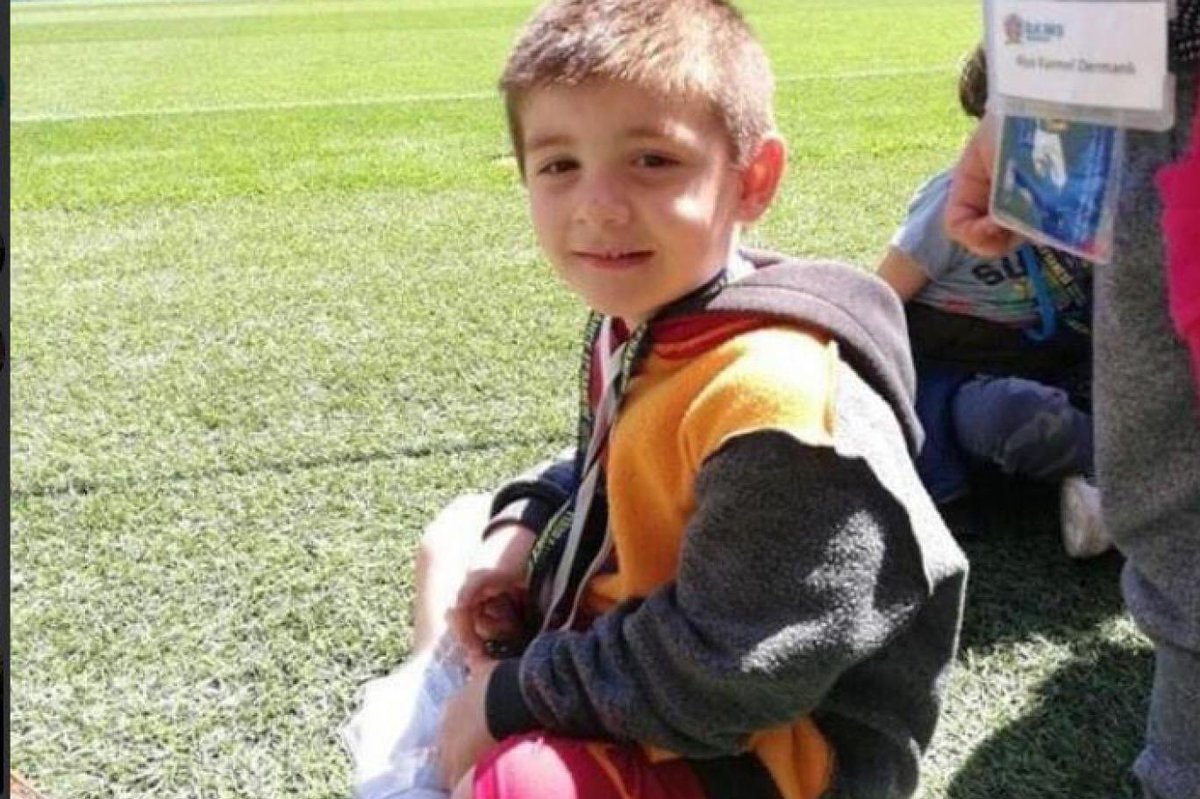 23 nisan'da stada aldığı çocuğun polarını ters çevirip giydirenler mi diyo bunu :d