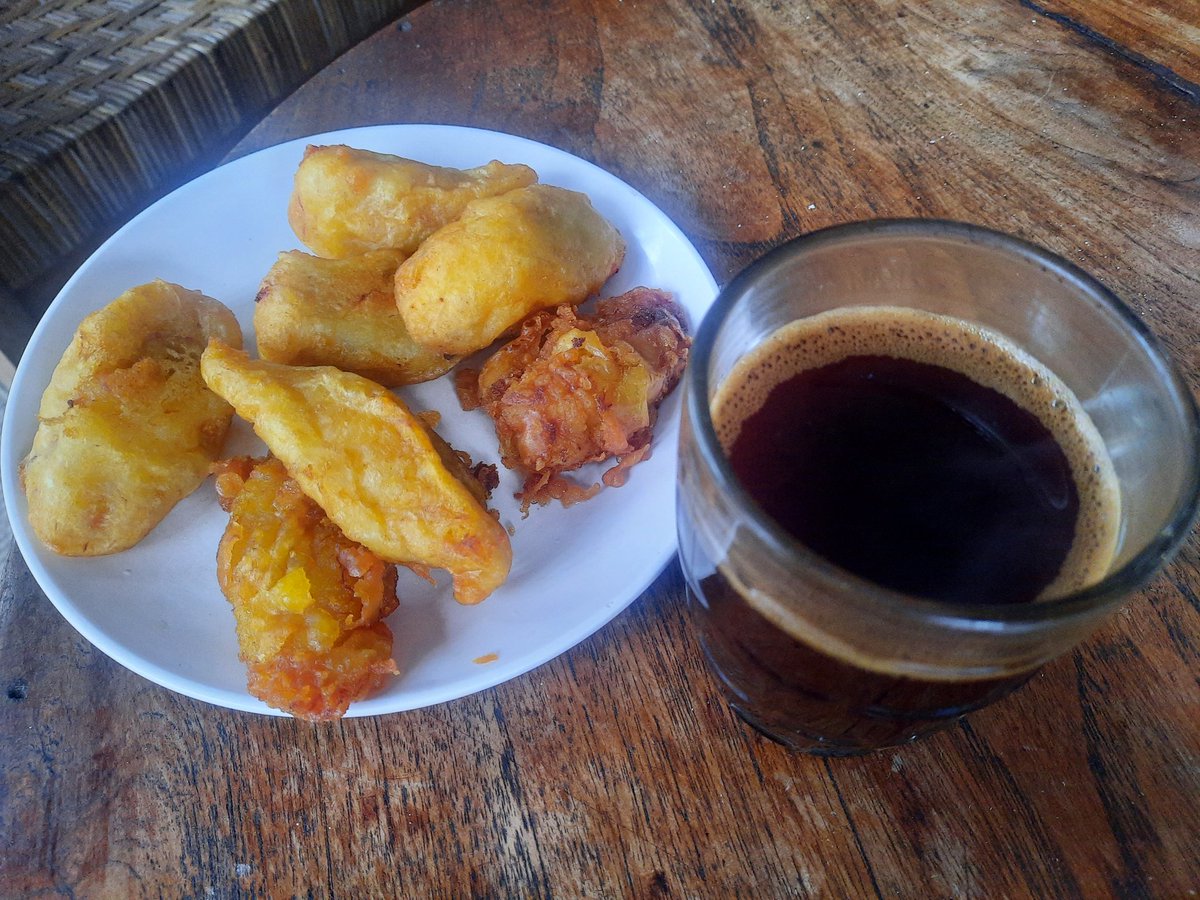 buncilluver's tweet photo. Lebaran hari ke 2
#lebaran
#idulfitri
#pisanggoreng
#kopi
#kopihitam
#kopipahit
#kopitubruk https://t.co/sqSR8mYqPx