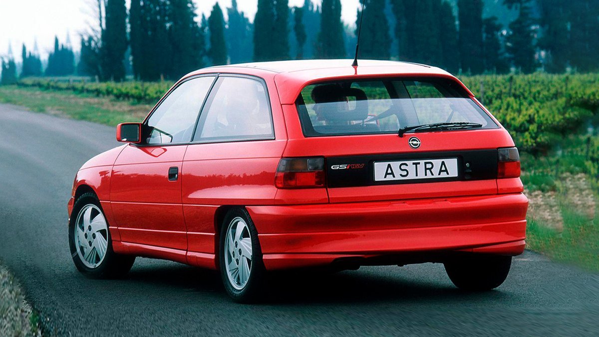 AutoPremierOpel's tweet photo. ¿Se puede sentir nostalgia por un coche que aún circula? Los Opel clásicos perduran en nuestras carreteras, aunque cada vez cuesta más encontrarlos 💛 ¿Cuál fue el último que viste? https://t.co/HiPPzS1W8r