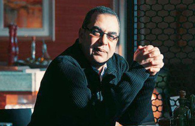 _TheRockII's tweet photo. كل محدودي الذكاء أو غير المهرة  يشعرون بفوقية شديدة وتعال على الآخرين. الأشخاص الأذكياء يشعرون دومًا بعدم الرضا عن النفس وبأنهم ليسوا بهذه البراعة، ولربما حسبوا ان ما يقومون به ببساطة هو شيء سهل يقوم به أي واحد آخر. 
تذكر الفيلسوف اليوناني الذي قال : إني أعرف 
اني لا أعرف. يقول كونفوشيوس: المعرفة الحقيقية هي أن تدرك مدى جهلك.
ويقول برتراند راسل: "مصيبة عصرنا هو أن من لا يفهمون يشعرون بالتفوق، بينما الأذكياء فعلاً تملؤهم الشكوك.

د.أحمد خالد توفيق
فى نعيم الجهل