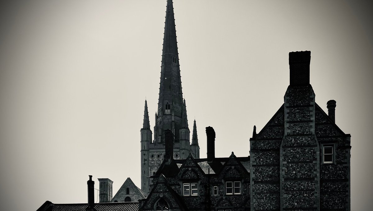 NorwichSchool's tweet photo. Thank you to Norwich School Maths teacher Mrs Wolsey for these wonderfully atmospheric photos taken this week from the school grounds.
#thevoiceofcreativity #oneschoolmanyvoices https://t.co/mTe9Fz81Ws