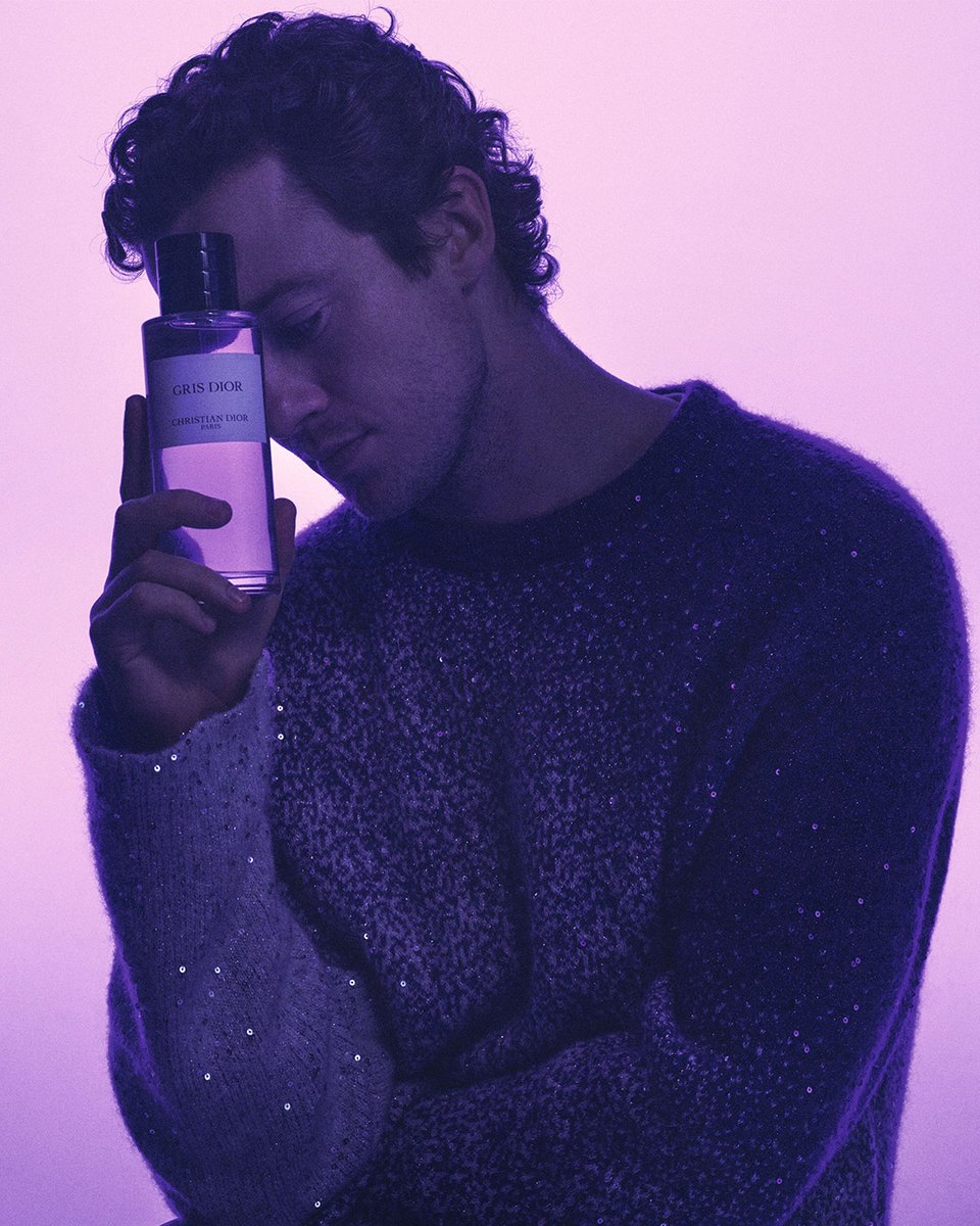 Dior's tweet photo. Enigmatic and effortlessly elegant, Joseph Quinn is the quintessential Gris Dior man. 

© Mikael Jansson

#DareInGrisDior DiorBeauty #DiorLaCollectionPrivee #DiorParfums #GrisDior https://t.co/EWEJ3aJn9Q