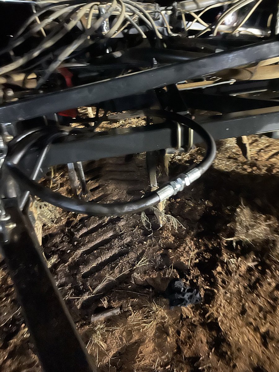 ColRichens's tweet photo. Sowing Vetch at Morundah all day ,then repairing a hose on Trough Lolly’s Flexicoil tonight https://t.co/afjblKdCt4