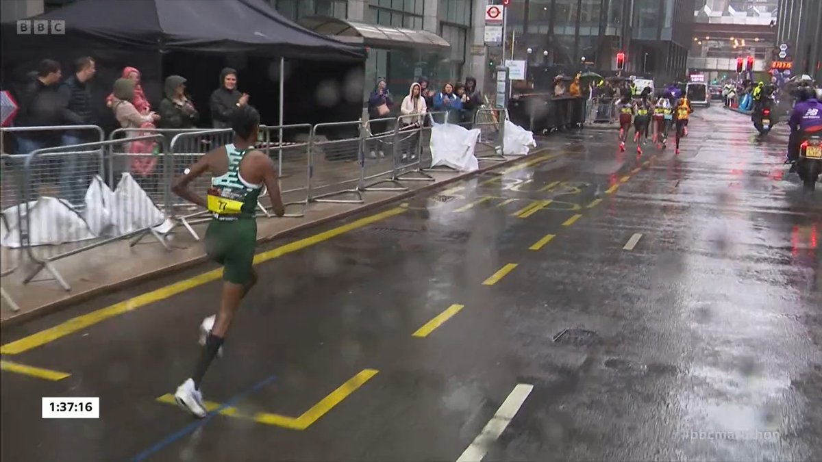 jgault13's tweet photo. This is absolutely extraordinary stuff. Sifan Hassan, who stopped twice to stretch her quad during mile 12 and trailed by 12 seconds at 20k is on the verge of rejoining the leaders in London Marathon just past 30k... https://t.co/gkc5zOziuA