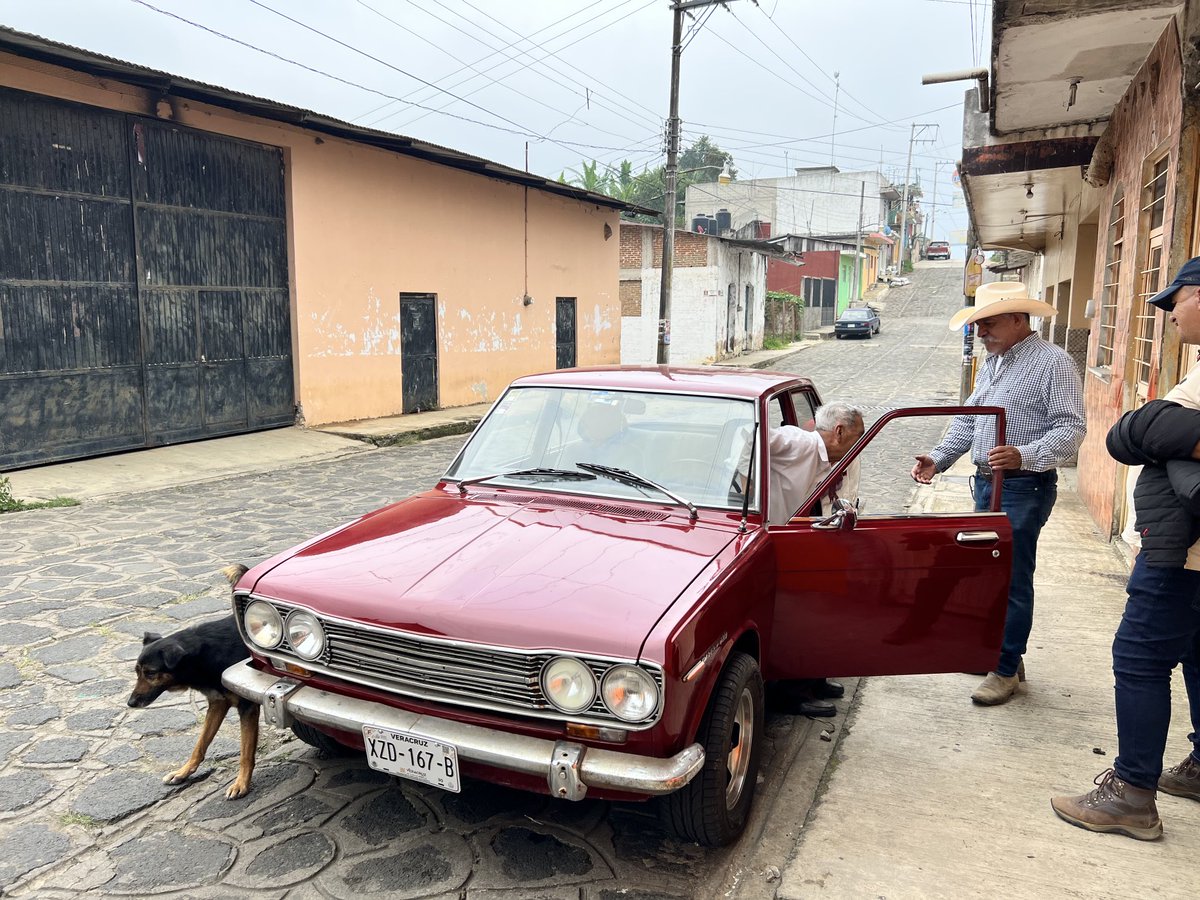 JLAndradeG's tweet photo. Hoy me encontré en el pueblo a Alfredo Ruiz arrastrando sus 90 años a bordo de su Datsun “LA VIDA ES UN CARRIL DE SENTIDO ÚNICO” #Cosautlan #Cosautlán https://t.co/4Vj2dNS8pu