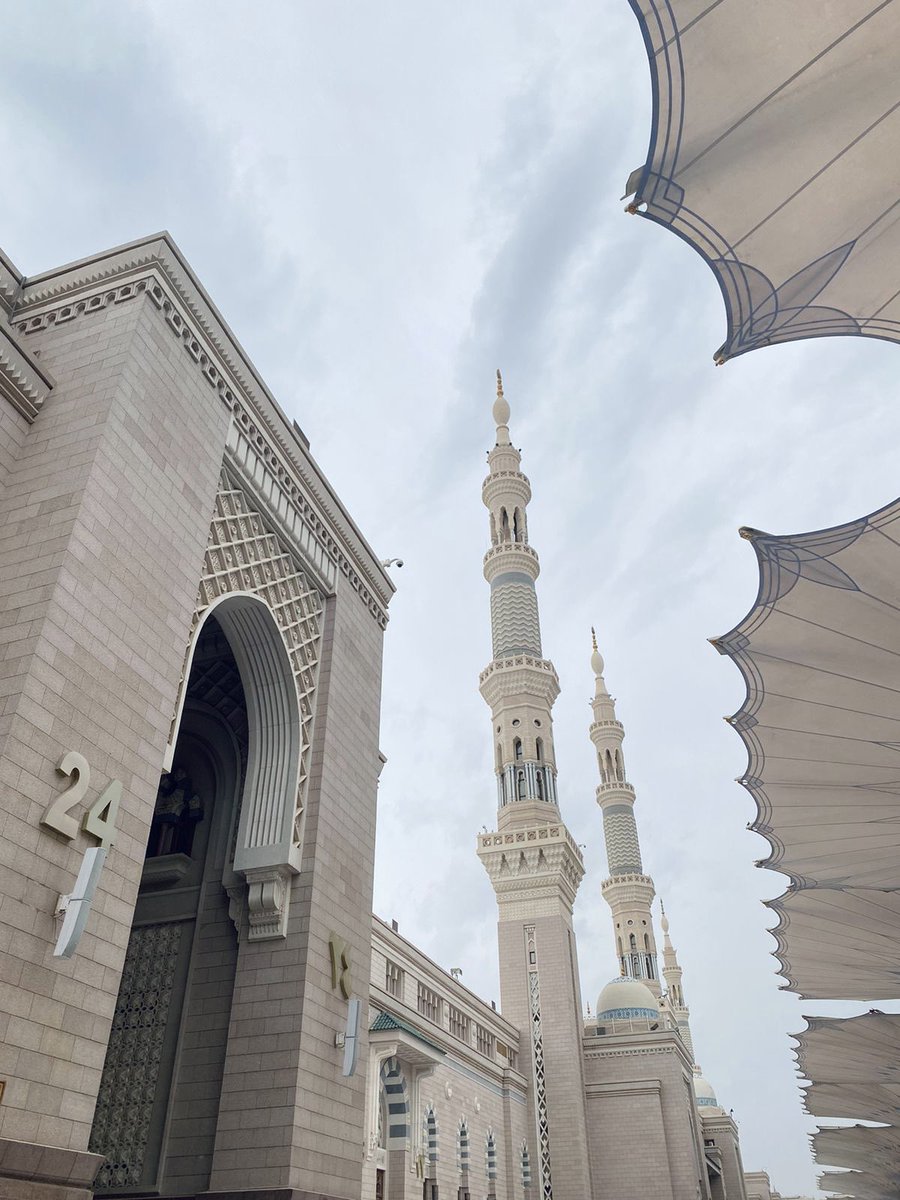 #هنا_المدينة ولأن المدينة المنورة تعتبر بقعة مقدسة عند العالم الإسلامي؛فسوف أتحدث عن أهمية المسجد النبوي الشريف التاريخية والحضارية وفضائله وتوسعته